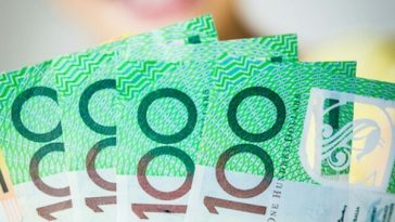 hand holding australian bank notes