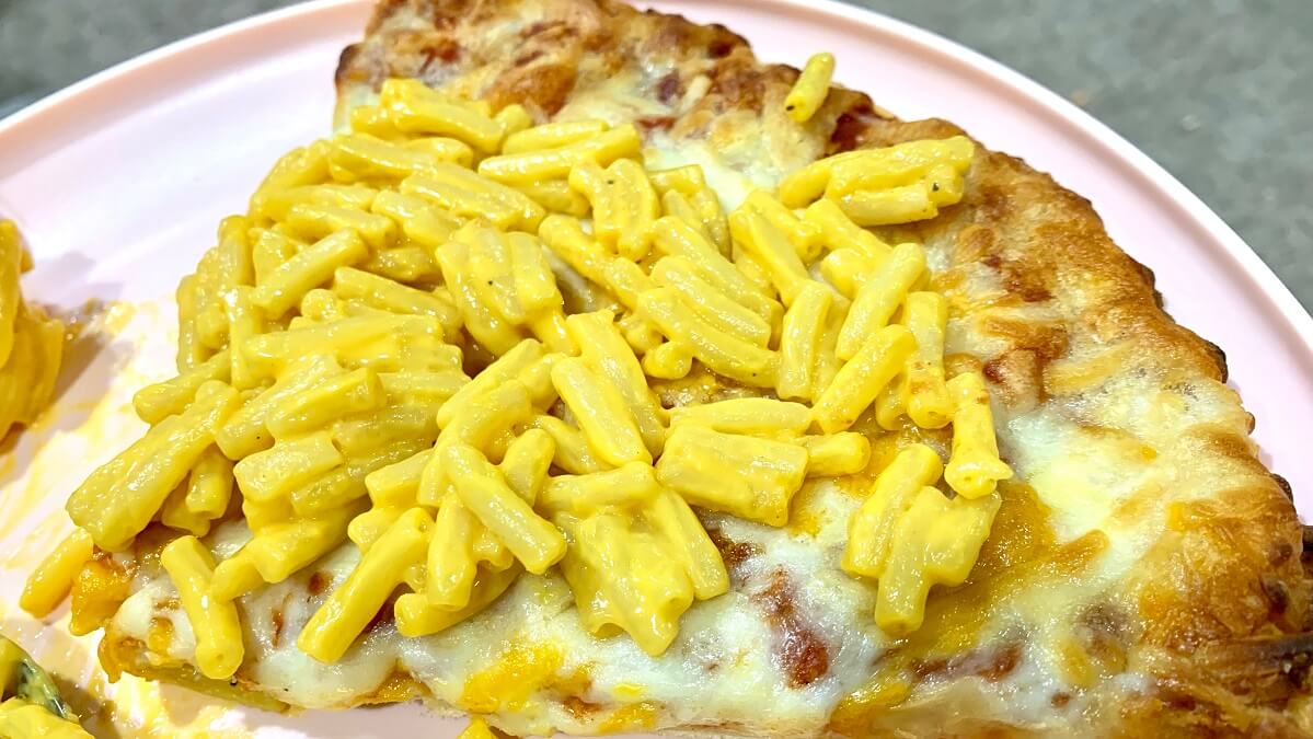 pizza with mac'n'cheese topping