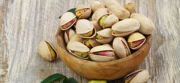 bowl of unshelled pistachio nuts