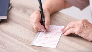 man filling out lottery numbers