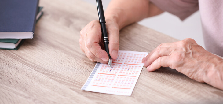 man filling out lottery numbers