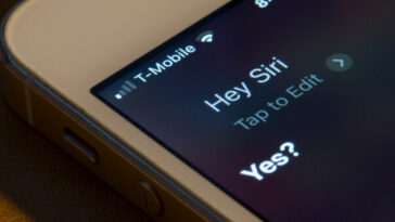 iphone screen displaying chat with siri