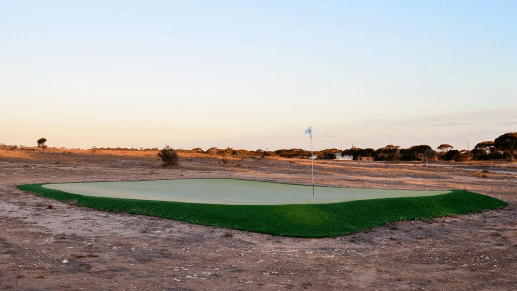 putting green at nullarbor links golf course