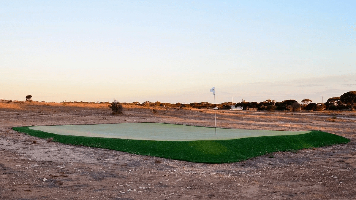 putting green at nullarbor links golf course