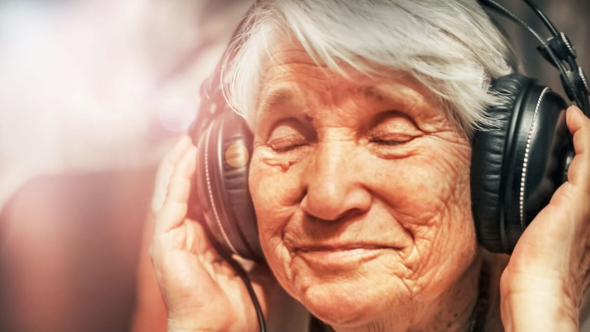 elderly woman listening to music therapy playlist
