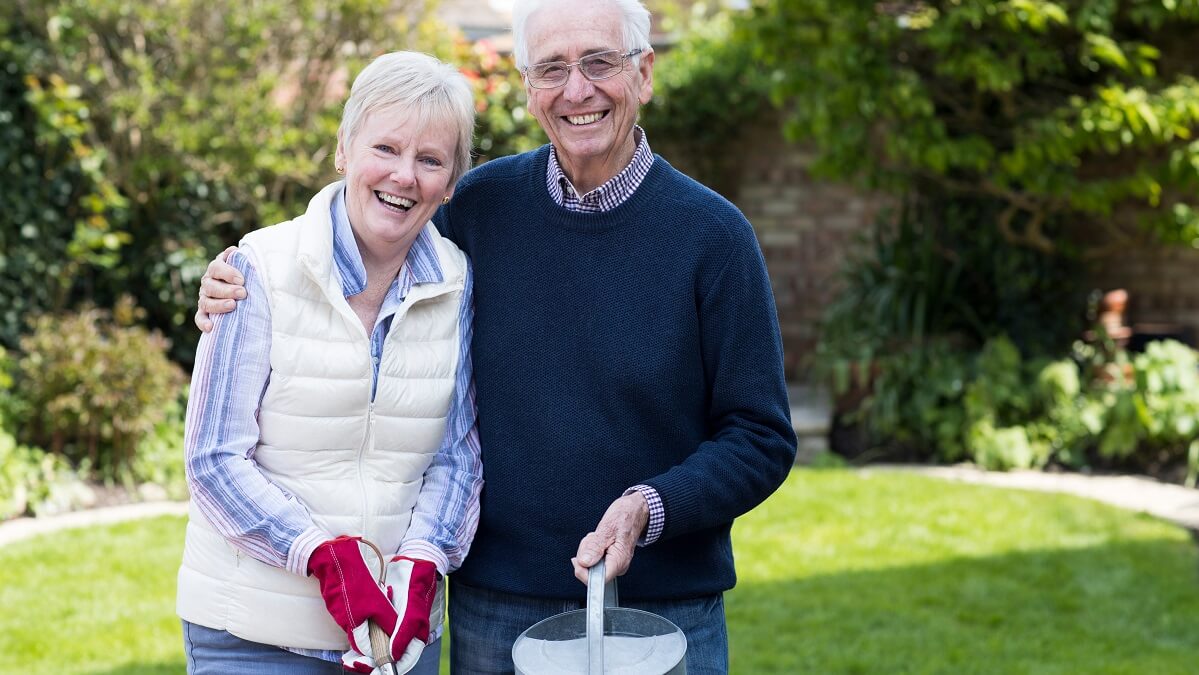 couple happy with their hybrid retirement product