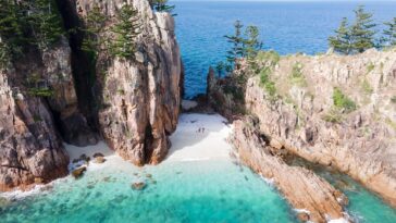 idyllic queensland beach location