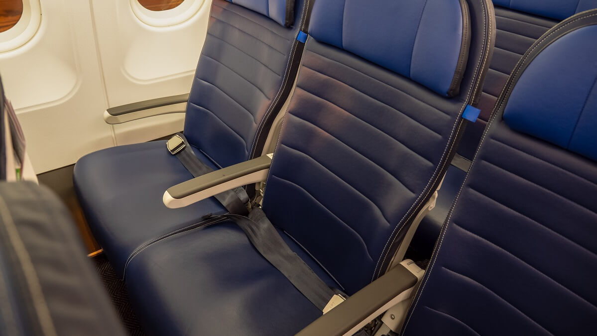 middle seat in row of airline seats