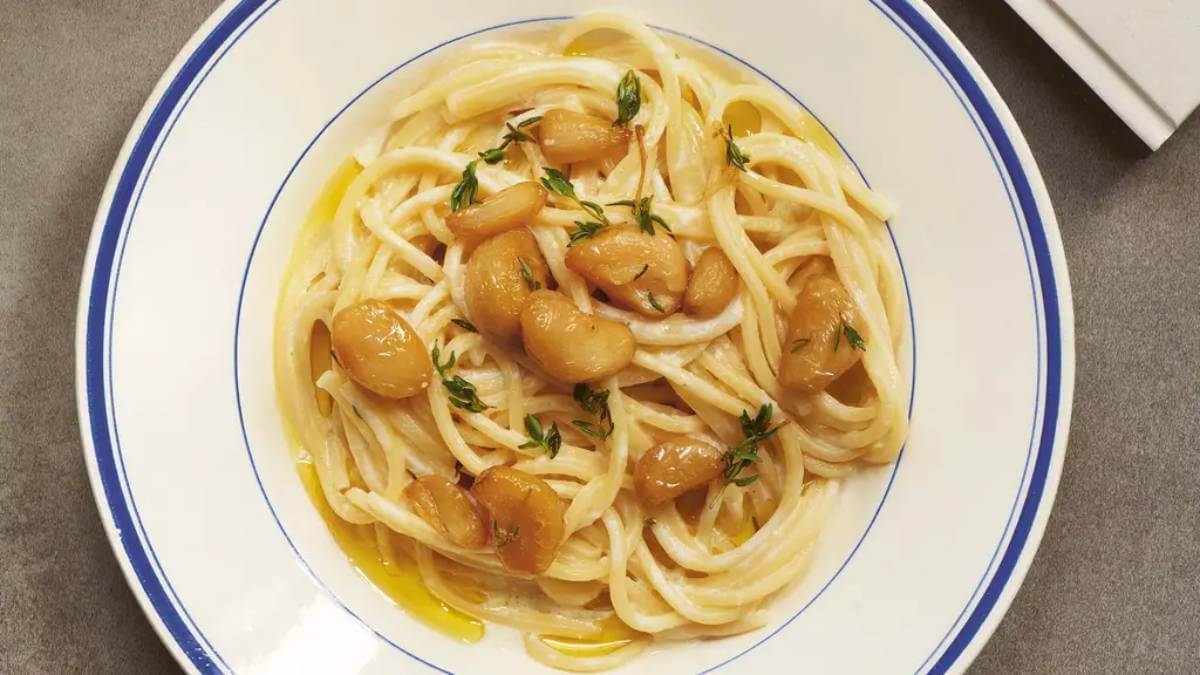 Garlic pasta in a dish