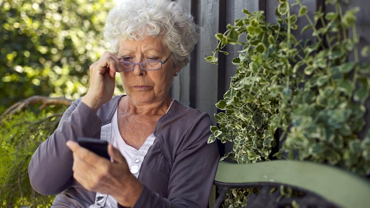 woman receiving hi mum scam text