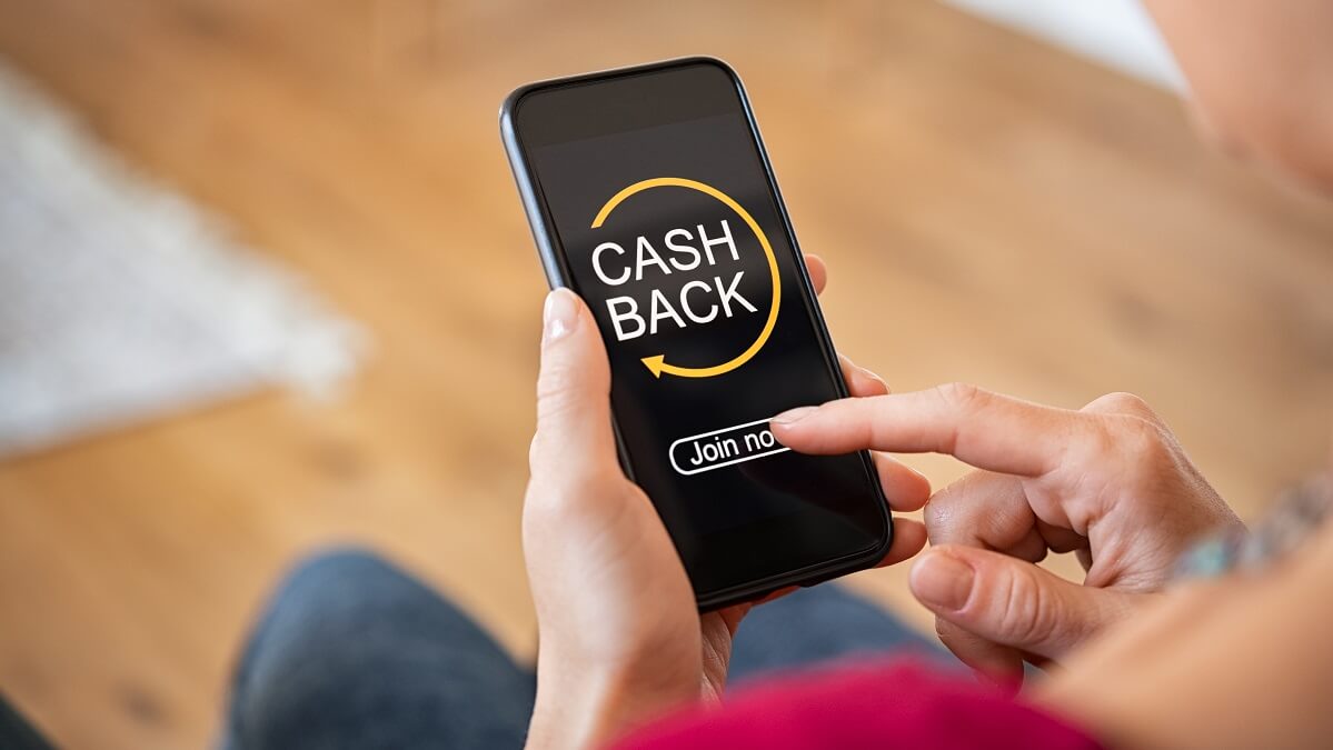 man looking at cashback apps on phone