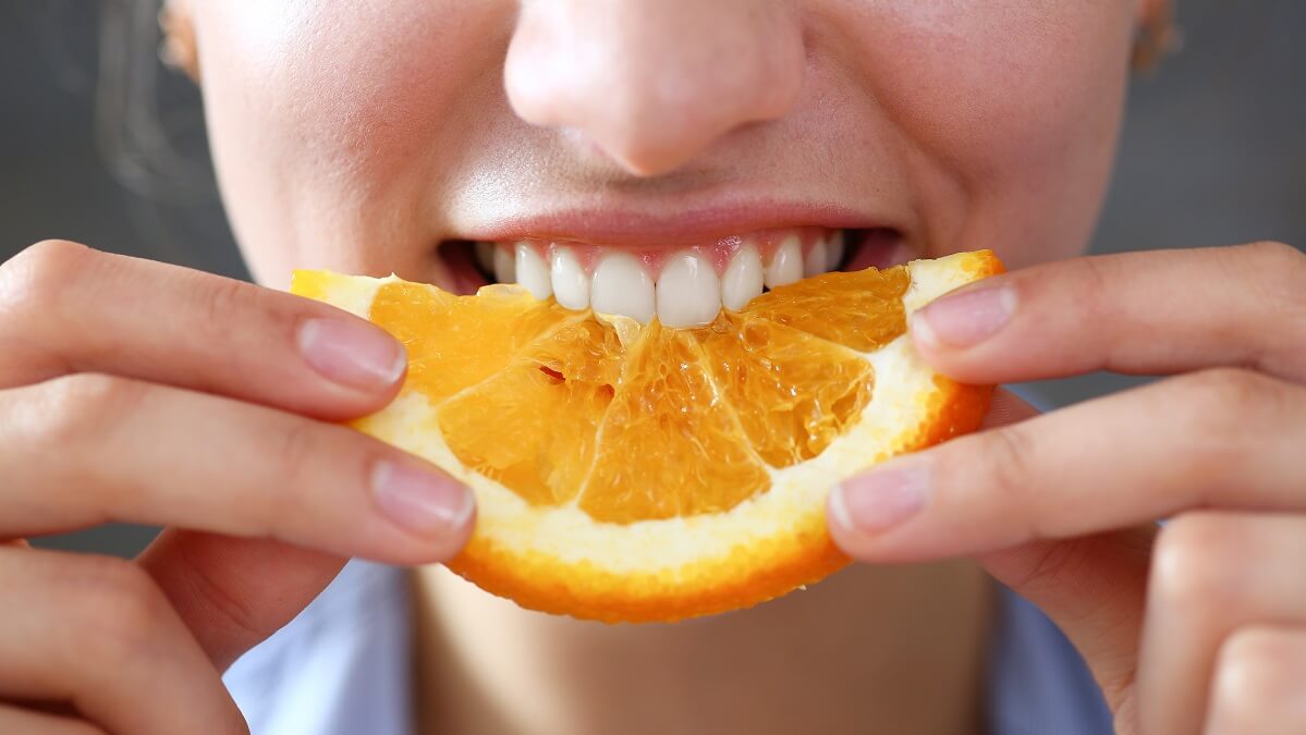 woman eating oranges