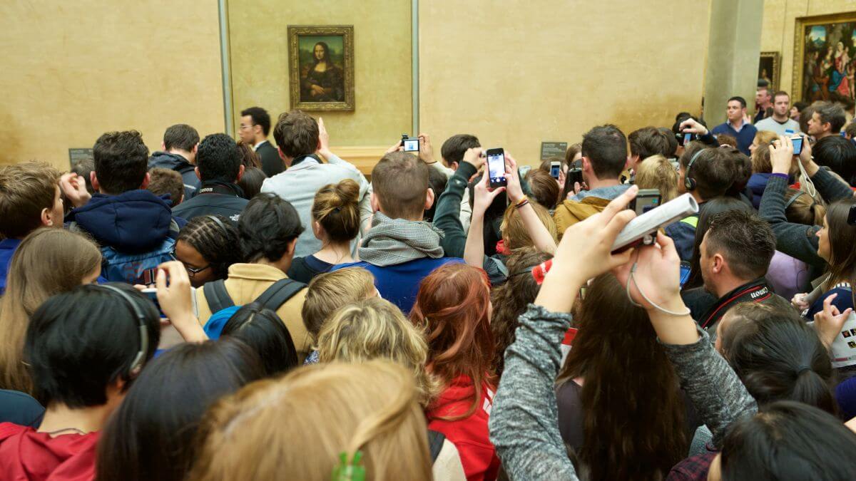 Crowds in front of the Mona Lisa