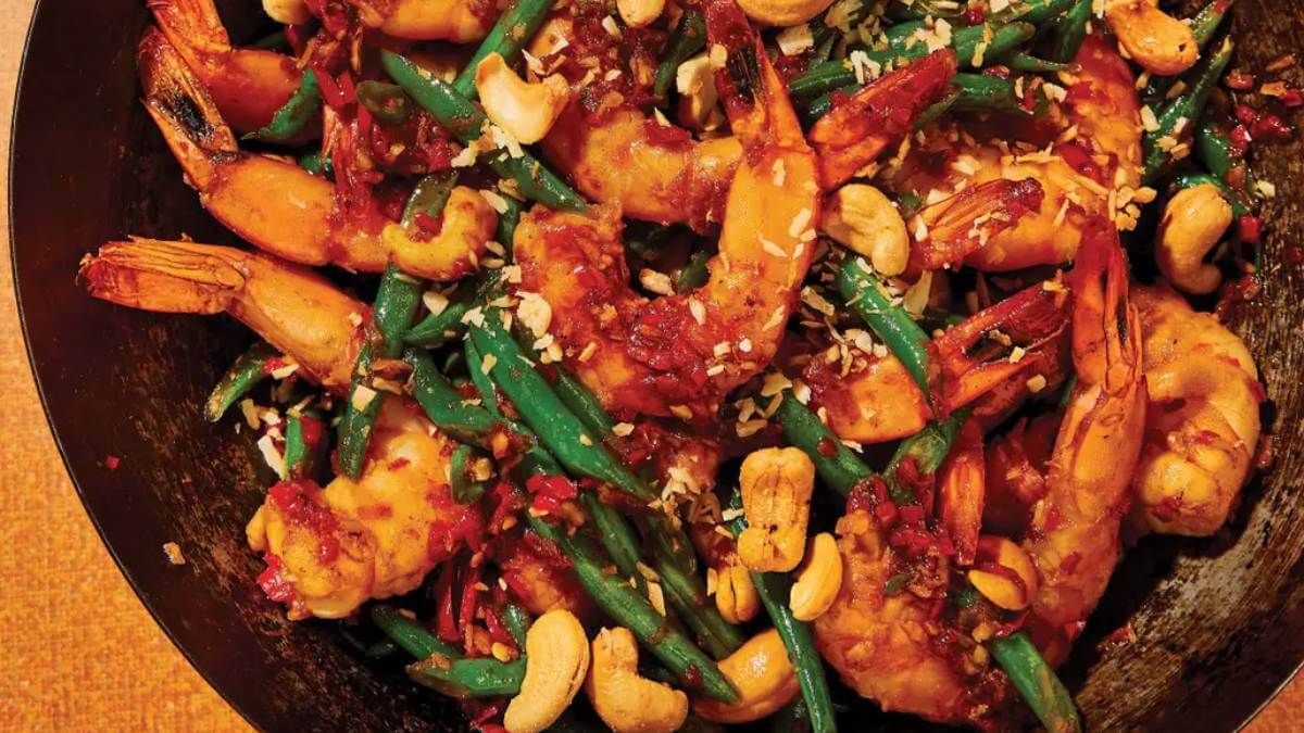 Prawns, green beans and cashews in a wok