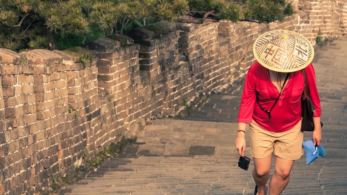 solo traveller on great wall of china
