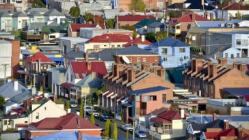 Aussies are staying in their homes for longer