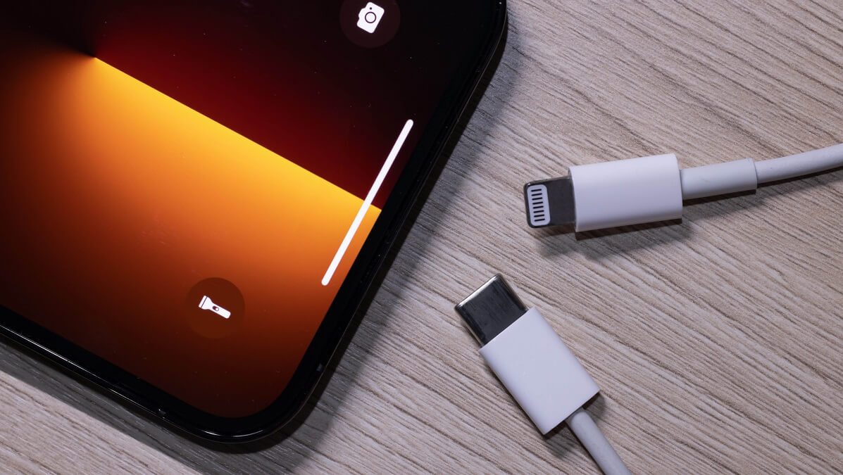 iphone with usb-c charge cable