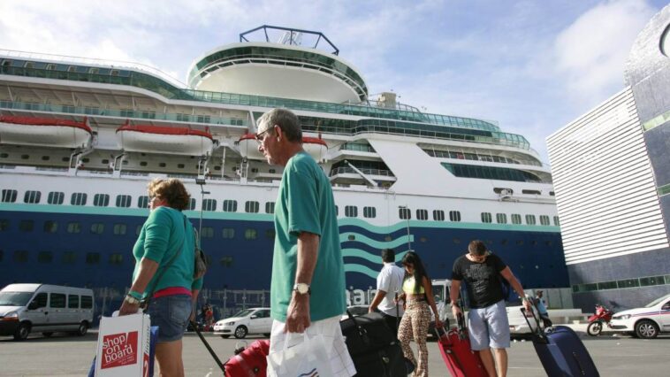 Passengers leaving a cruise