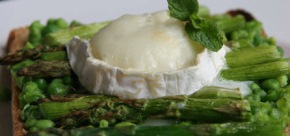 Delicious pea and asparagus brunch dish with goat's cheese